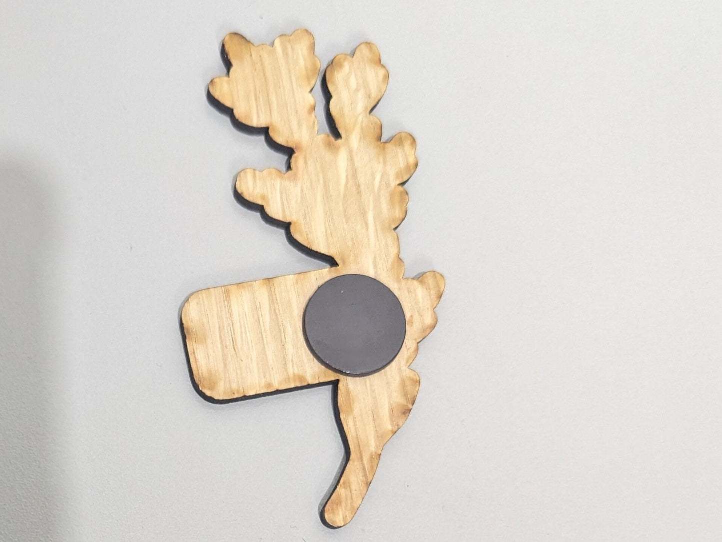 Personalised Wooden Floral Magnet – Custom Engraved Name Place & Wedding Favour